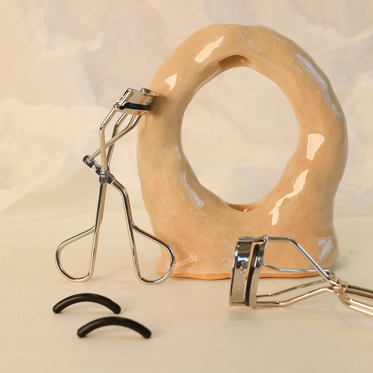 Piccasso - Eyelash Curler Silver + Silicone Refill Pad 2li (Doğal Kıvrım Etkili Kirpik Kıvırıcı & 2'li Silikon Yedek Ped) - Image 2